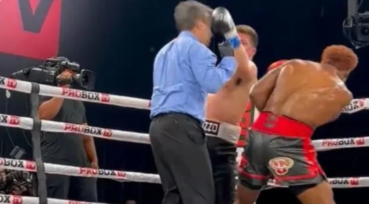 Mario Aguilar golpea al referee en el rostro en pelea de box
