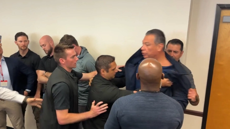 el senador demócrata Alex Padilla fue sacado a la fuerza durante una conferencia de Kristi Noem