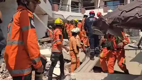VIDEO_ Dos hombres son RESCATADOS de entre los escombros a 5 DÍAS del terremoto en Myanmar