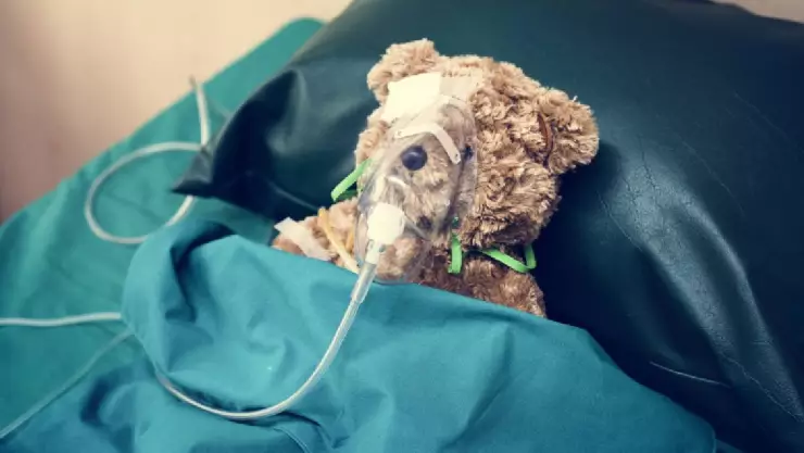 Oso de peluche en hospital.