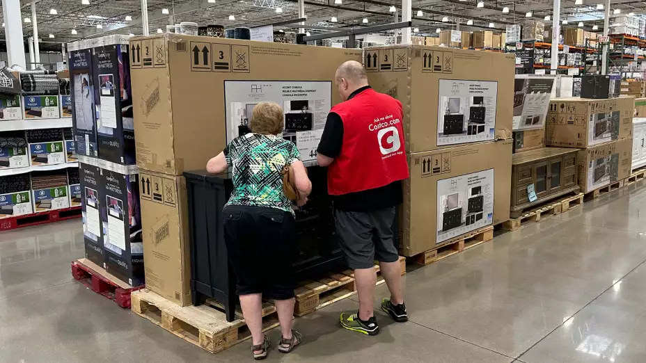 Cliente en una tienda Costco en Colorado, EU.