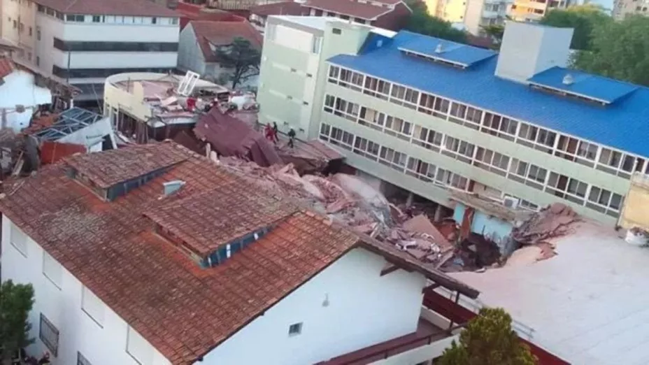 VIDEO | Hotel se derrumba y quedan 9 personas atrapadas: Se confirma un muerto