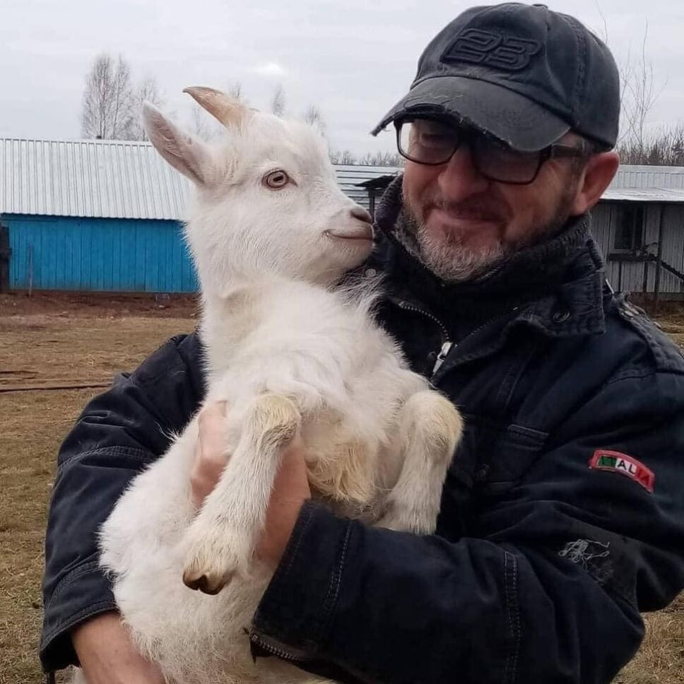 Hombre prefiere morir en refugio de animales en Ucrania