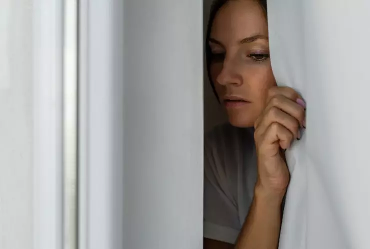 Mujer amenaza a joven con “mandarle a los narcos” si no le baja a la música en Jalisco