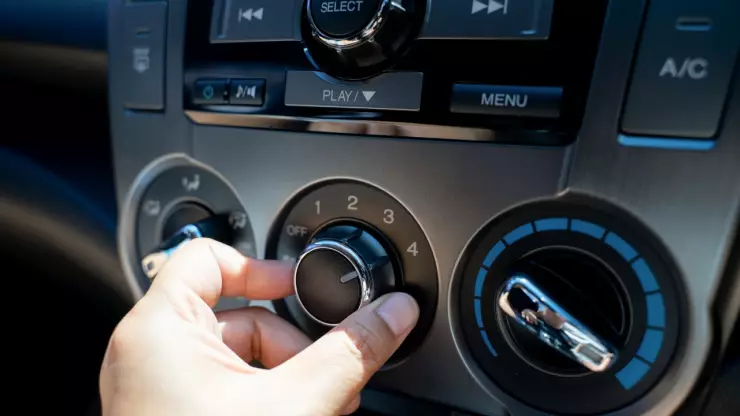 ¿Golpe a tus finanzas? La realidad sobre la gasolina que consume tu auto con el aire acondicionado encendido