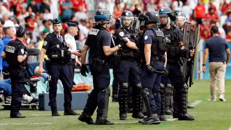 La policía tuvo que intervenir al final del partido entre Argentina vs Marruecos