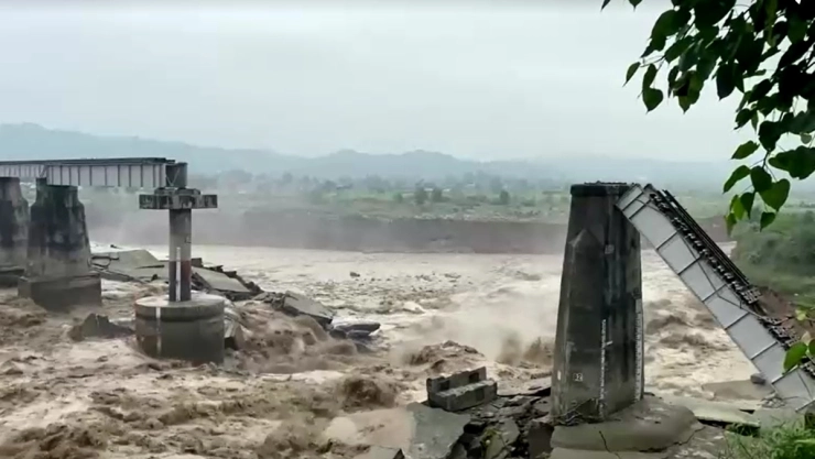 Puente colapsa por lluvias en India