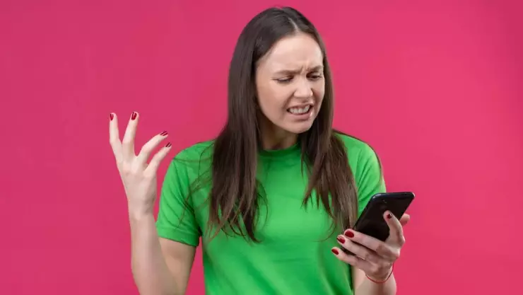 Micro-cheating es un nuevo concepto que emerge de interacciones de redes sociales.