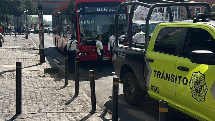 ¡Terrible accidente! Metrobús de CDMX atropella a mujer y le amputan la pierna