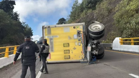 VIDEO: Tráiler volcó y causó cierre total de la carretera Puebla-Córdoba hoy; tráfico paralizado en Maltrata