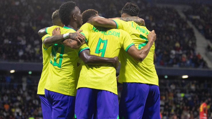 Jugadores de Brasil celebran un gol
