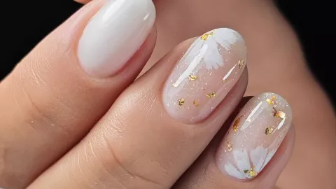 Uñas con flores blancas y foil dorado para 10 de mayo.