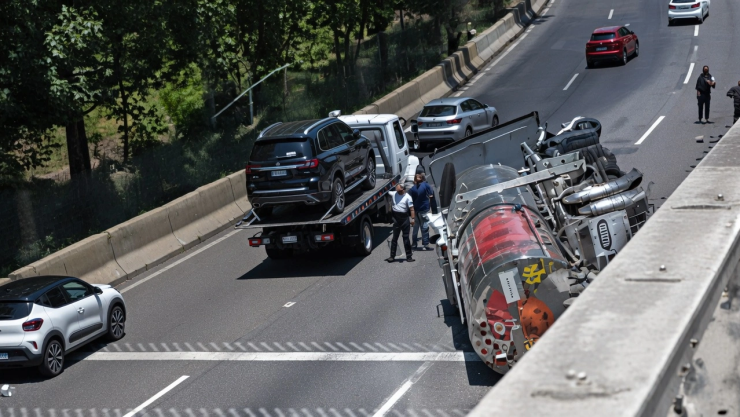 Bloqueos-y-accidentes-en-carreteras-de-México_-Caos-y-alerta-por-tráfico_-pipa-vuelca-y-provoca-cier.webp
