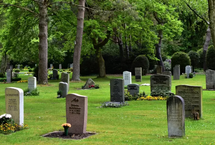 Colocan-lapida-en-forma-de-celular-en-tumba-de-joven-en-Rusia