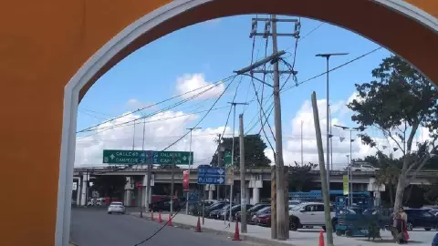 Tráiler causa ACCIDENTE al tirar cables de telefonía en el arco de Kanasín