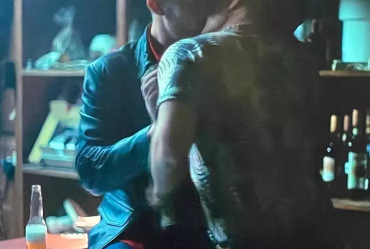 Cassandro Escena de beso entre Gael García y Bad Bunny