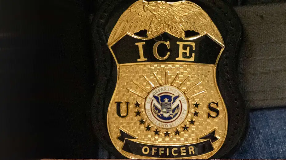 Placa del Servicio de Inmigración y Control de Aduanas (ICE, por sus siglas en inglés)