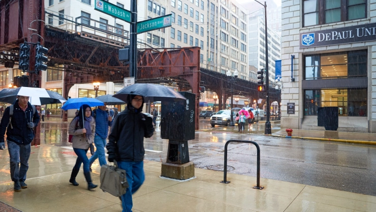 Personas caminan bajo la lluvia en Chicago