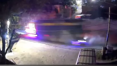 Volcadura de tráiler en Naucalpan: accidente en la carretera Naucalpan-Toluca provoca cierre prolongado