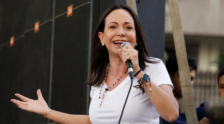 Inhabilitan a María Corina Machado, opositora de Madura, para las elecciones de Venezuela