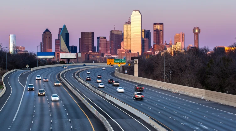 Autos circulando por autopista de Dallas, Texas