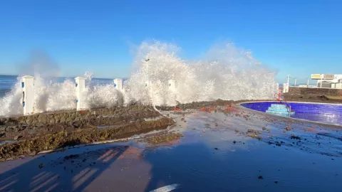 ¡Otra vez! Alerta por marea alta en Rosarito este fin de semana