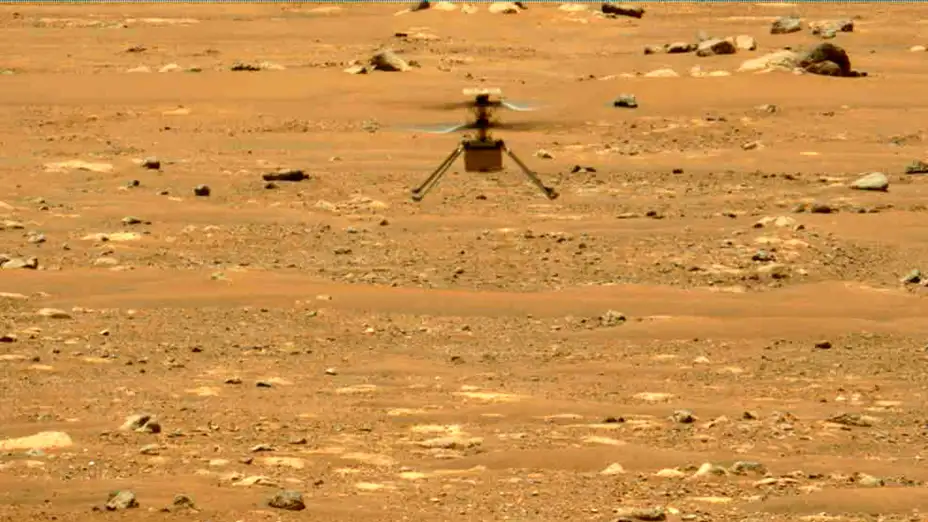Helicóptero Ingenuity se eleva sobre la superficie de Marte.