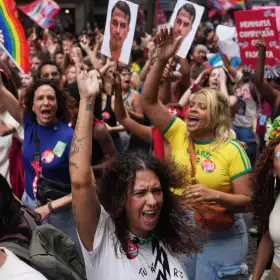 Estudiantes brasileños protestan contra Flavio Bolsonaro.