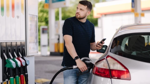 Un hombre revisa el valor del combustible