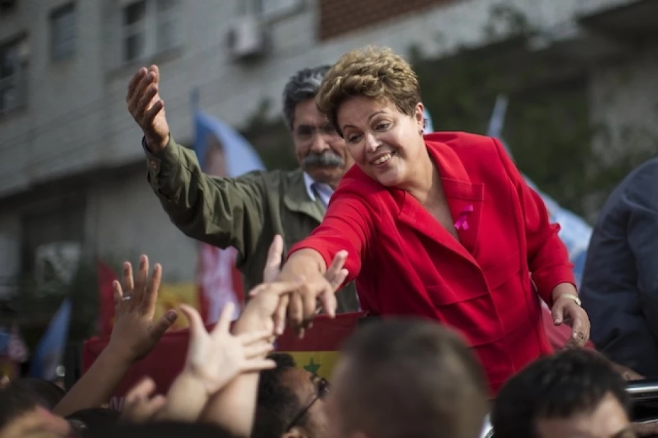 Dilma Russef ganó la primera vuelta electoral, según los primeros resultados de las encuestas, pero al no obtener el 50% de los votos, deberá enfrentarse a una segunda vuelta.