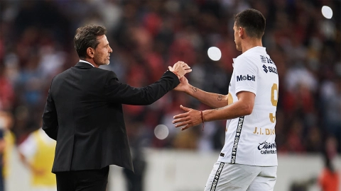 Diego Cocca saluda a Dinenno de Pumas