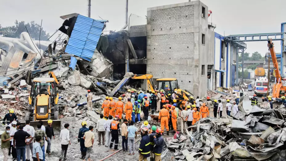 Escena tras una explosión en una planta farmacéutica de India
