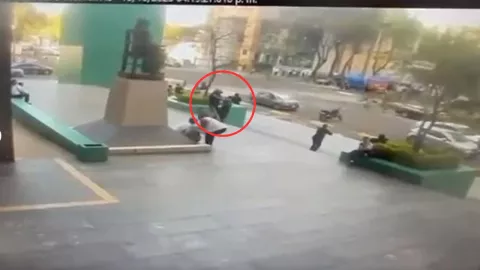 Momento exacto del ataque al abogado David Cohen en el Poder Judicial