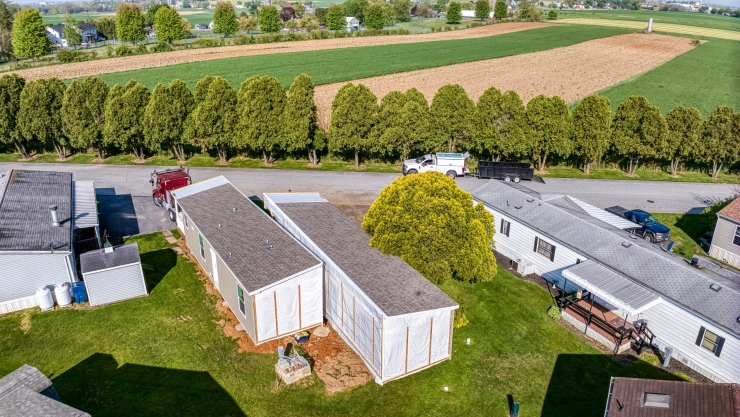 Hilera de casas prefabricadas vistas desde arriba