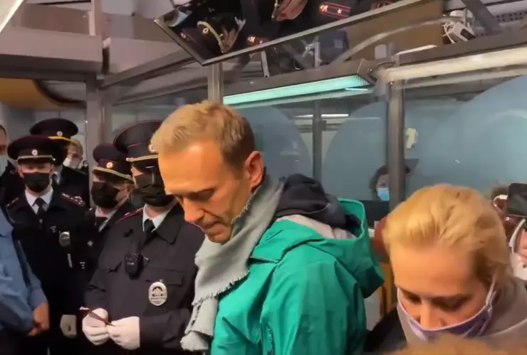 Alexey Navalny regresó a Rusia cinco meses después de ser envenenado y fue detenido en por la policía en el control de pasaportes del aeropuerto Sheremetievo de Moscú.