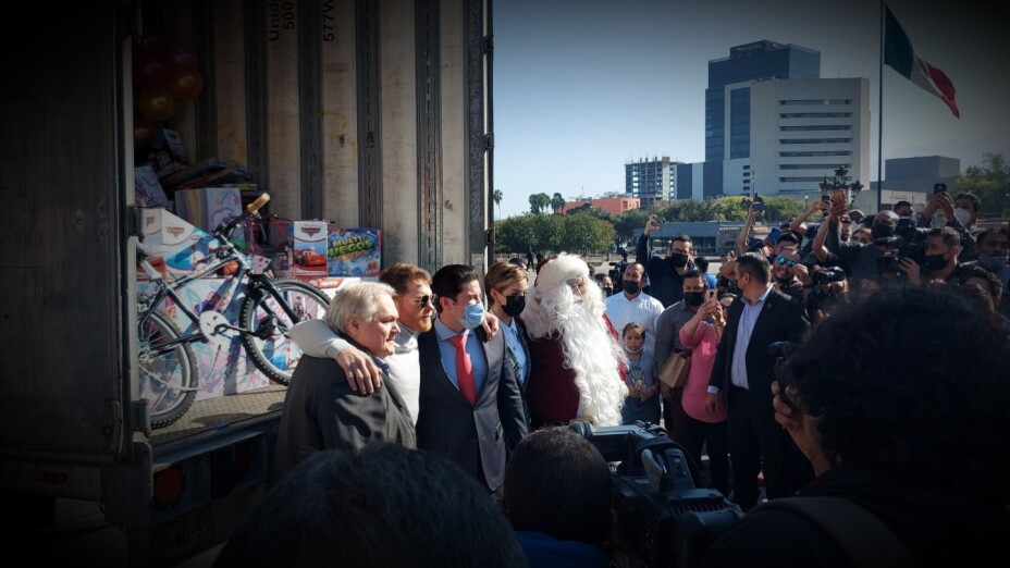 canelo alvarez regala juguetes en monterrey