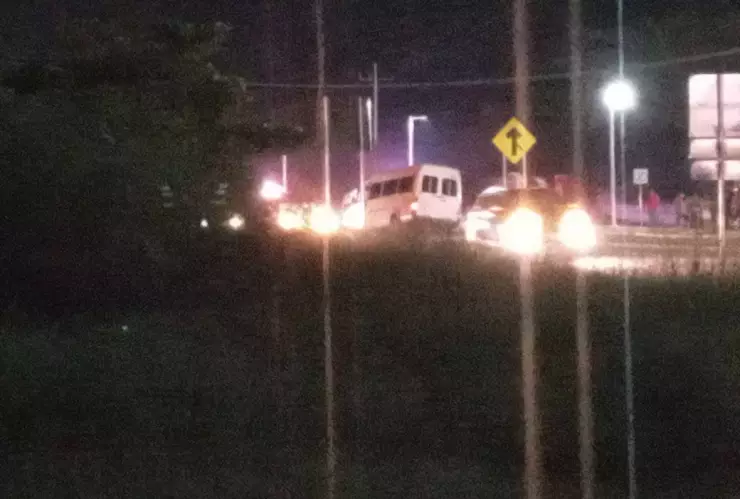 FOTO Fuerte accidente en la carretera Mérida-Cancún en donde una camioneta terminó casi destrozada