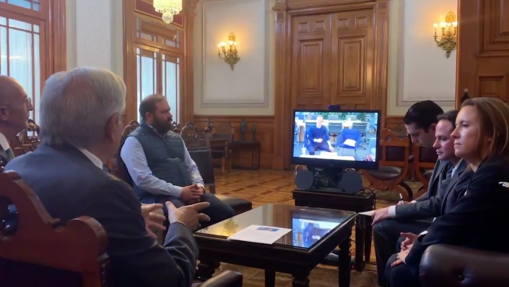 López Obrador invita a Zuckerberg a lograr conectividad en México