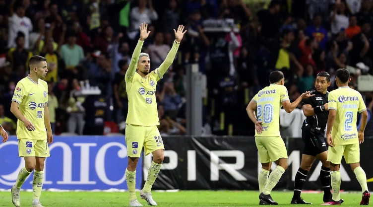 Jugadores del América celebran un gol