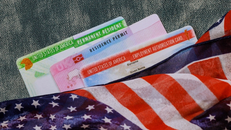 Documentos estadounidenses bajo una bandera americana.