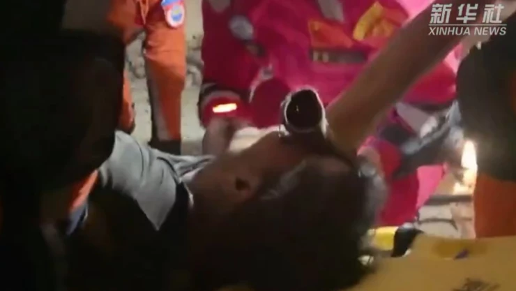 rescate-superviviente-5-días-bajo-escombros-terremoto-en-myanmar