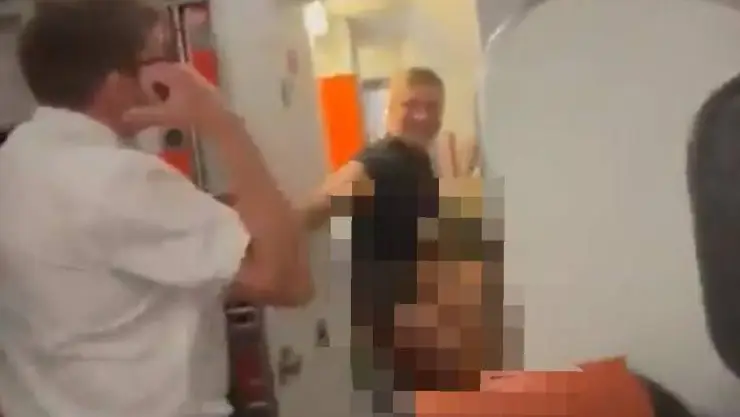 VIDEO Pareja es atrapada teniendo sexo en el baño de un avión