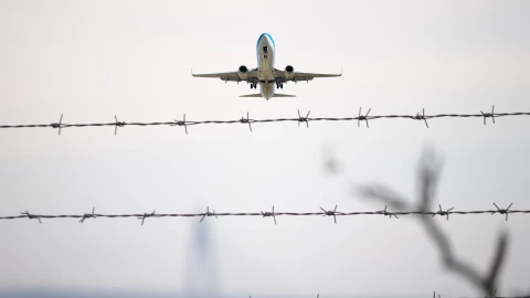 Un avión sobrevuela un alambre de púas en Estados Unidos.