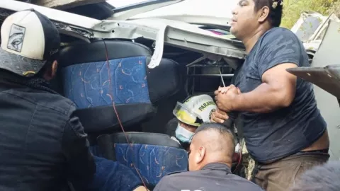 Una combi con peregrinos se impactó de frente contra un camión de pasajeros