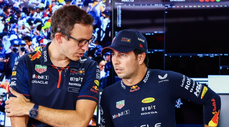 Hugh Bird, ingeniero de carrera y Checo Pérez, piloto de Red Bull.jpg
