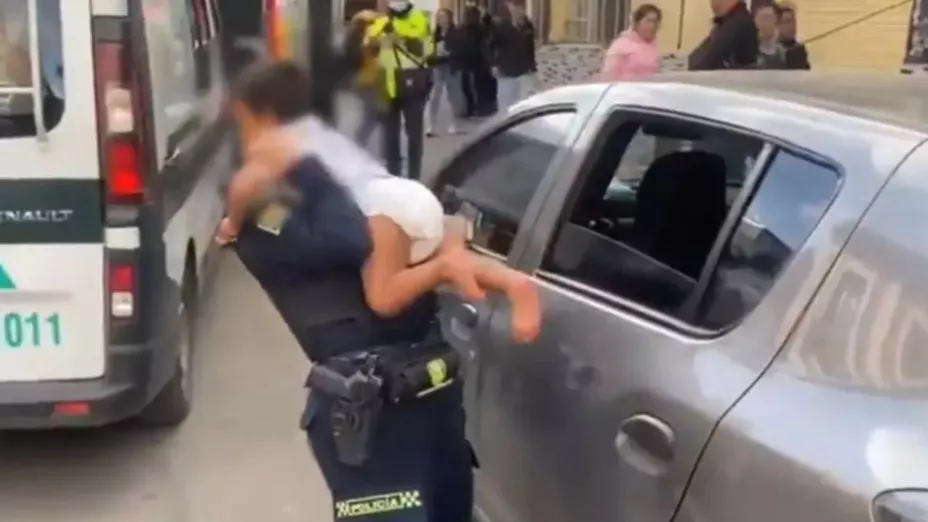 VIDEO: Captan rescate de niño abandonado dentro de un auto; estuvo atrapado por horas