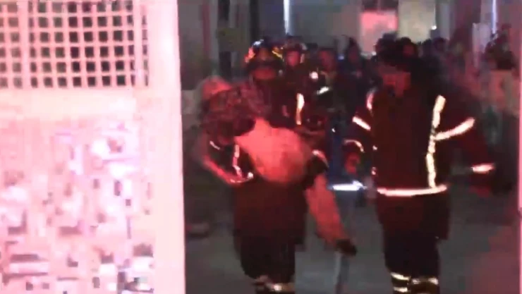 Mujer de 81 años rescatada de incendio en un departamento en la Colonia San Rafael