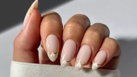 uñas blancas con dorado para 10 de mayo