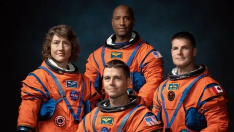 NASA elige tripulación histórica para misión de Artemis II a la Luna