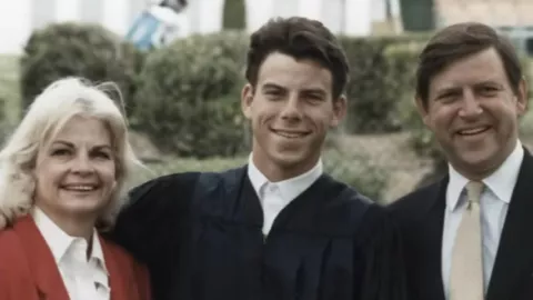 erik menendez con sus padres a&e.jpg